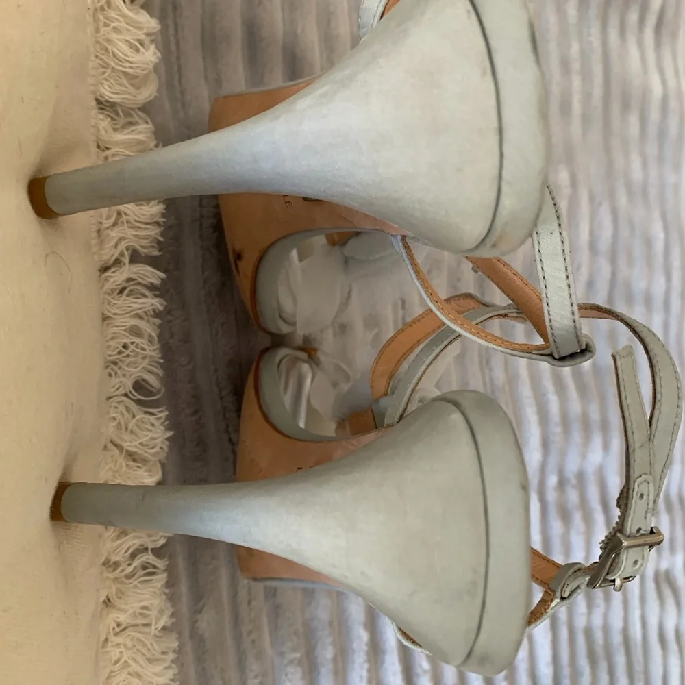 Badgley Mischka Cissy T-Strap Sandals Gray Floral Tulle Bridal Heels 9M‎